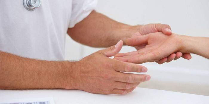 Asistencia médica para adormecer los dedos.
