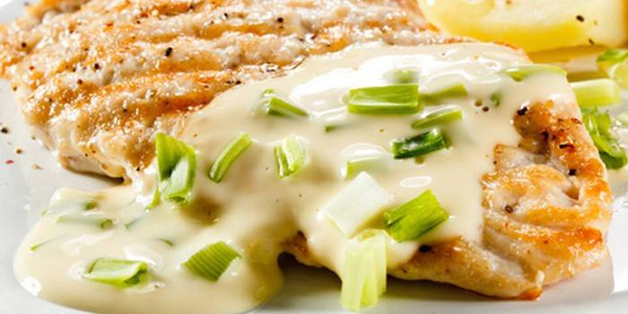 Ức gà với nước sốt kem chua