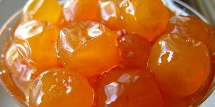Ar citronu un dzeltenajiem ķiršiem