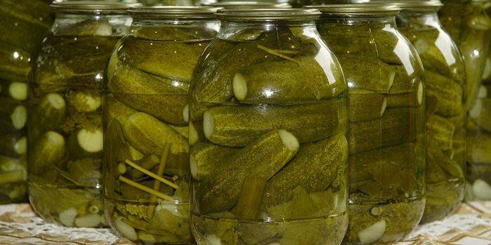De délicieux concombres croustillants en saumure