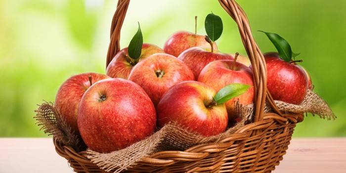 Canasta con manzanas