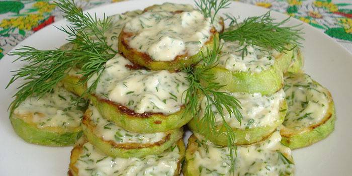 Phục vụ zucchini trên bàn
