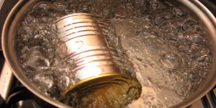 Cocinar leche condensada en una jarra
