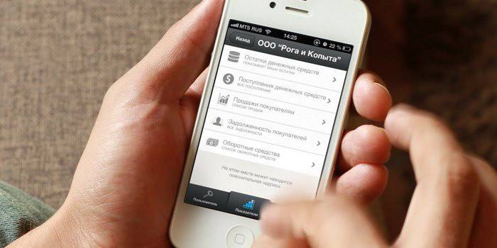 Smartphone a kezében