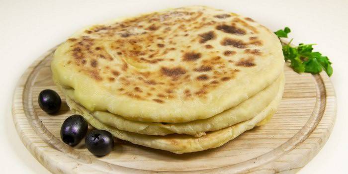 Süzme peynir ve peynir ile Khachapuri