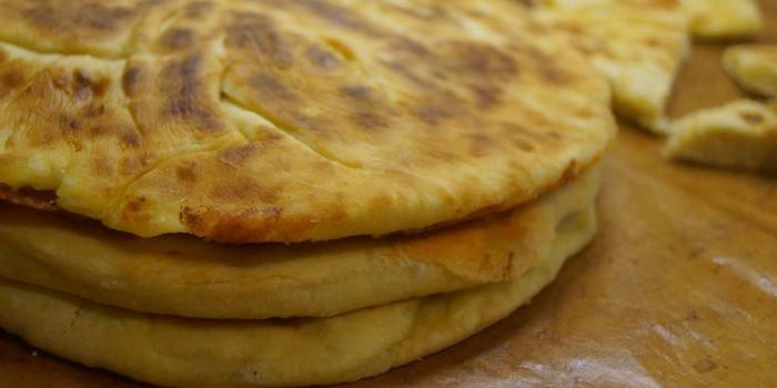 Hızlıca lezzetli bir Khachapuri nasıl pişirilir