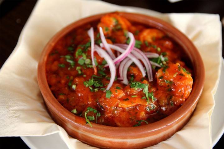 Chakhokhbili de frango em um prato