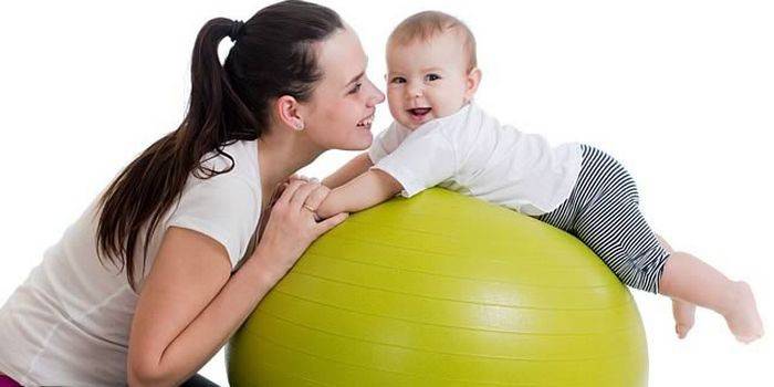Kuinka käsitellä lasta fitballissa