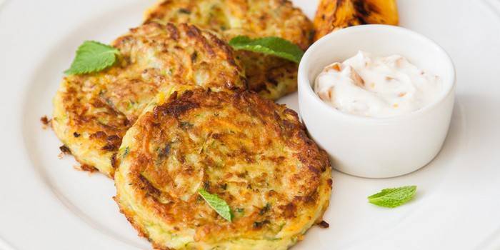 Zucchinipfannkuchen mit Käse und Hackfleisch