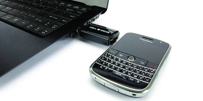 Telefon a számítógép közelében
