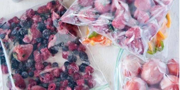 Wie man Beeren für den Winter einfriert