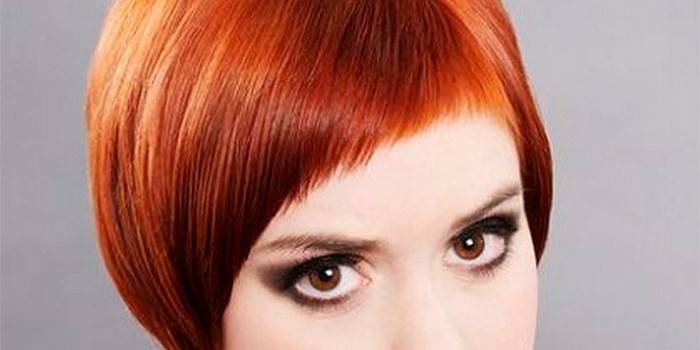 Īsi slīpi bangs