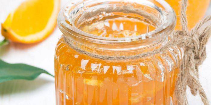 Jugo de manzana con jugo de naranja