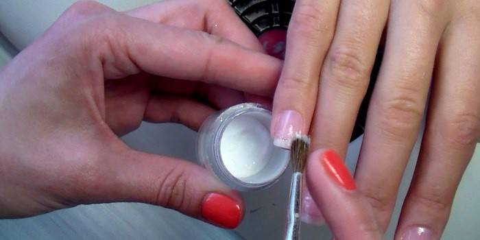 Il processo di rafforzamento delle unghie con polvere acrilica