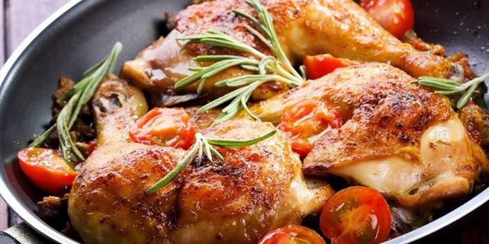 Gà với rau và hương thảo trong chảo