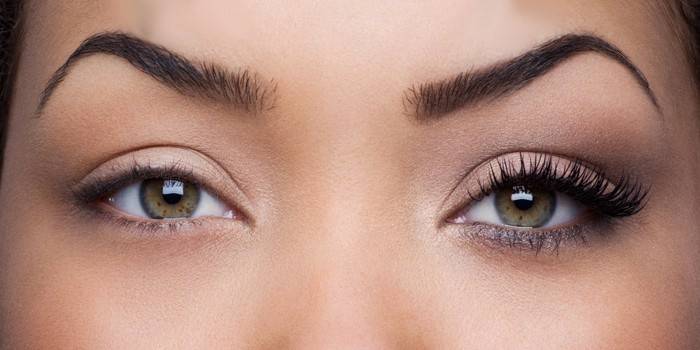Correction de la forme des yeux avec les cils étendus