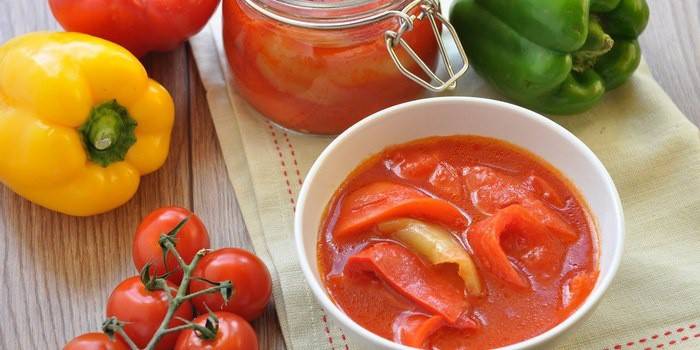 Ernte mit Tomaten für den Winter