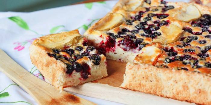 Blackcurrant yeast cake
