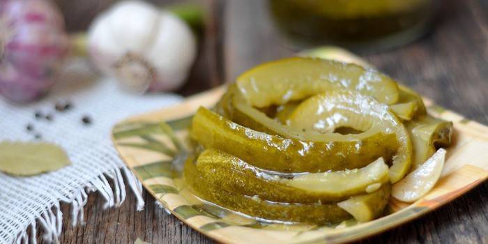 מלפפונים חמוצים מגולפים לחורף