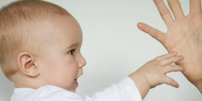 Kind spielt mit der Hand