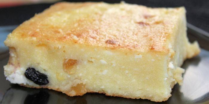 Cazuela de cuajada con pasas en un plato