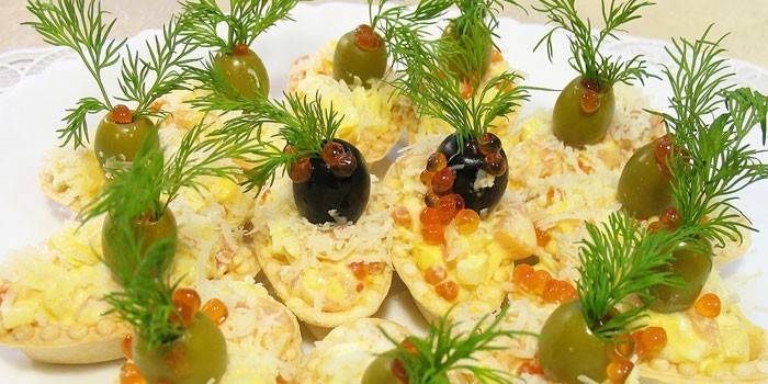 Crostatine ripiene di insalata con uova e insalata di tonno