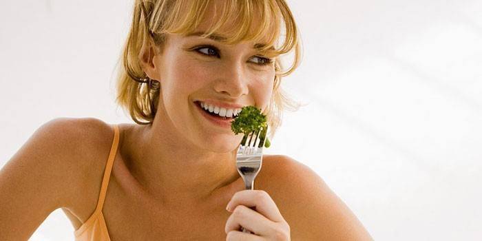La ragazza mangia