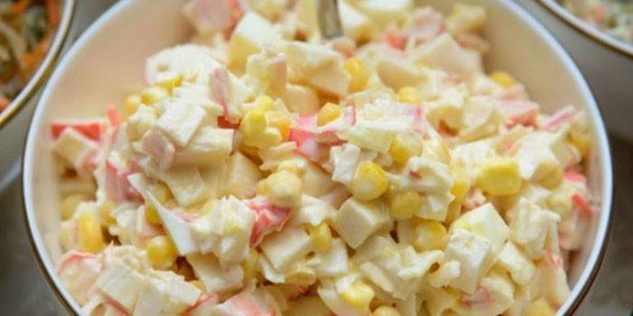 Insalata pronta di bastoncini di granchio