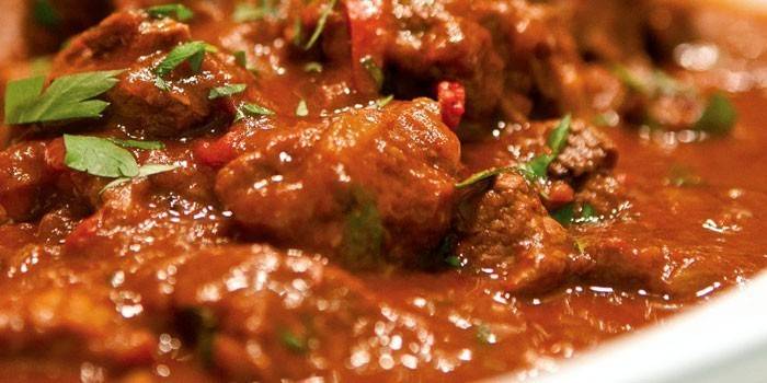 Goulash de carne com molho