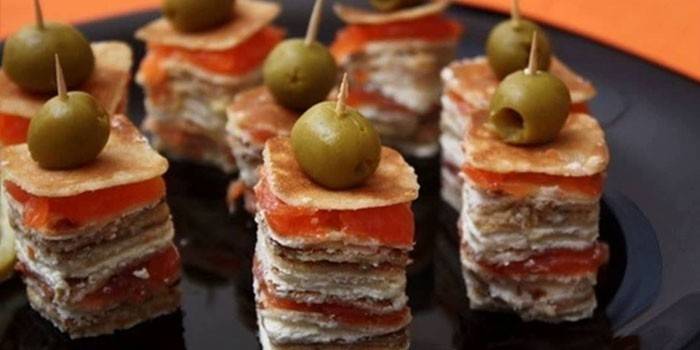 Canapes กับชิปบนจาน