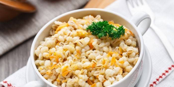Cháo trân châu luộc với cà rốt trong đĩa