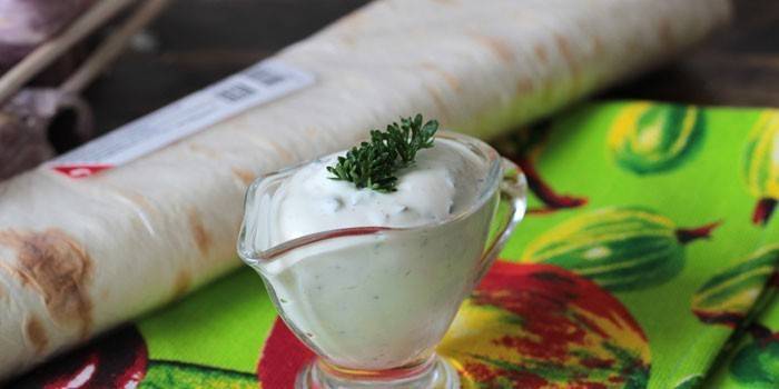 Molho shawarma caseiro em um molheira e pão pita