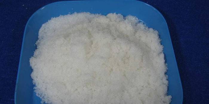 Cristaux d'acide phosphorique dans une assiette