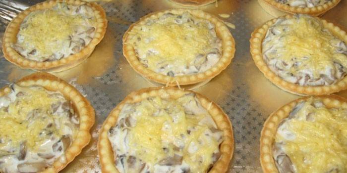 Tartlet sieni-julienne-sienellä ennen uunissa leipomista