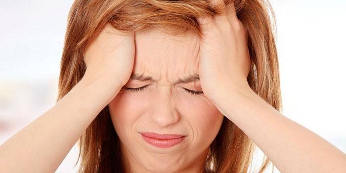 La niña tiene dolor de cabeza.