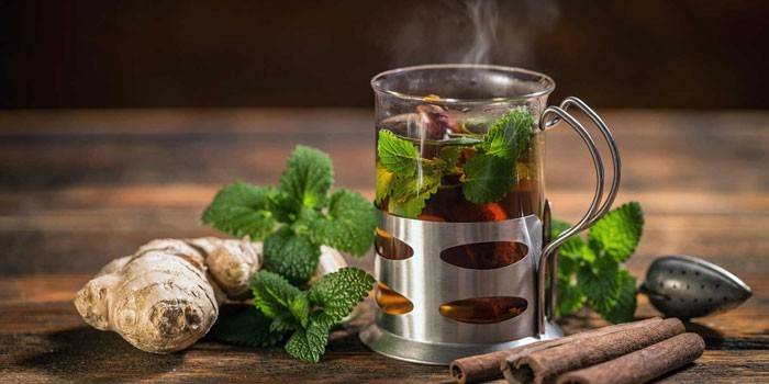 Tè allo zenzero con menta e cannella