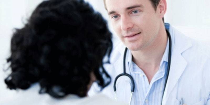 Mulher na consulta do médico