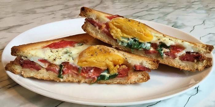 Bánh mì kẹp trứng và giăm bông trên đĩa