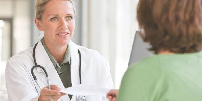 Mujer en la cita del doctor