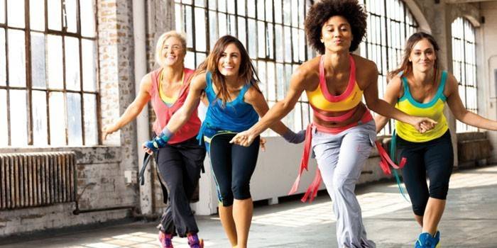 Meninas na aula de zumba