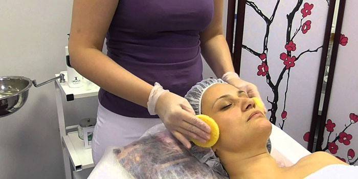 La jeune fille subit un peeling chimique de la peau.