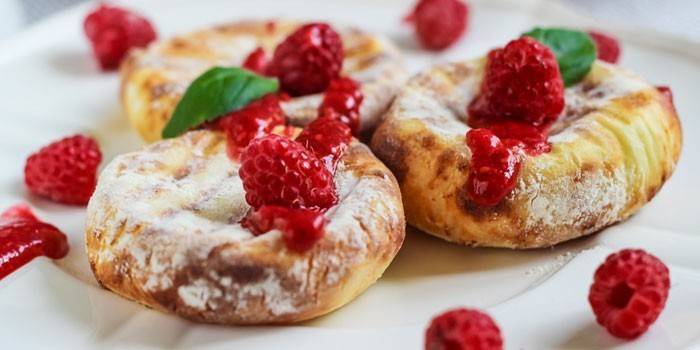 Цхеесецакес са шећером у праху и малинама