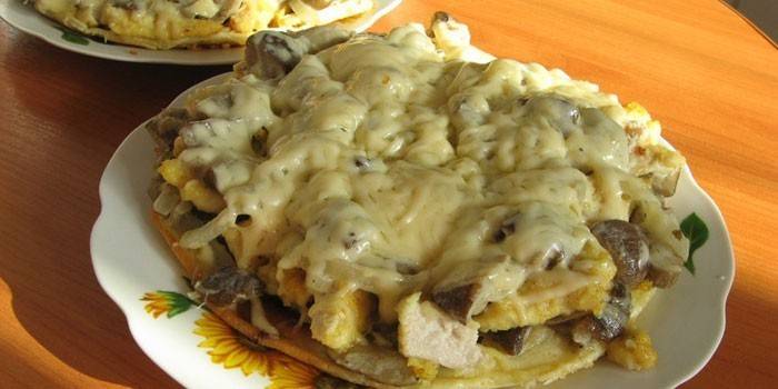 Stück hausgemachte Pizza mit gebratenen Champignons und Käse