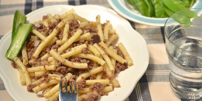 Pasta với thịt băm trên đĩa