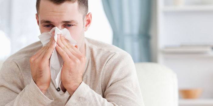 Một người đàn ông bị sổ mũi