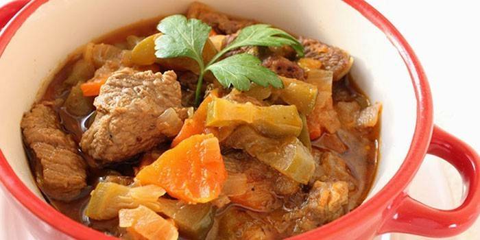 Patates ve dilimlenmiş domuz eti ile Azu