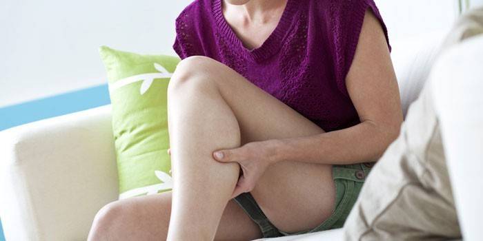 Mädchen sitzt auf dem Bett