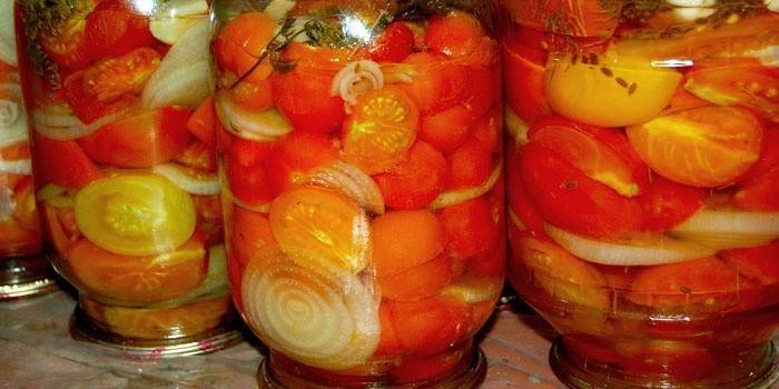 Pomodori dolci affettati in barattoli