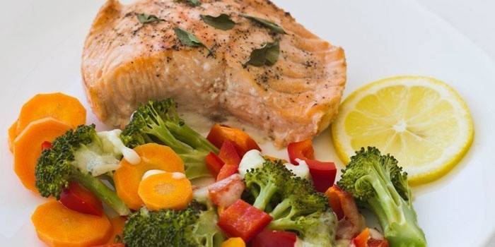 Pescado rojo con verduras