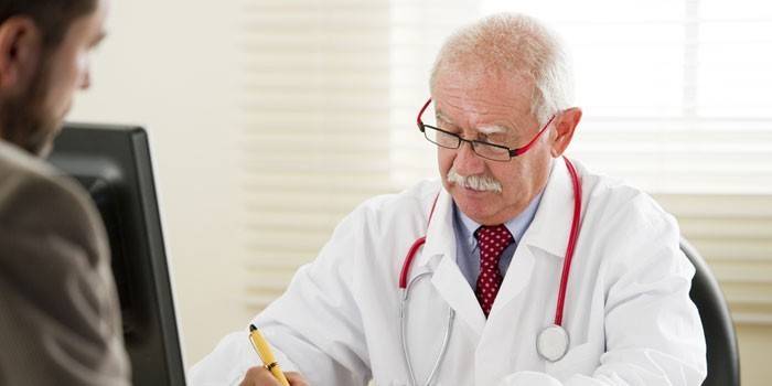 Homem na consulta do médico